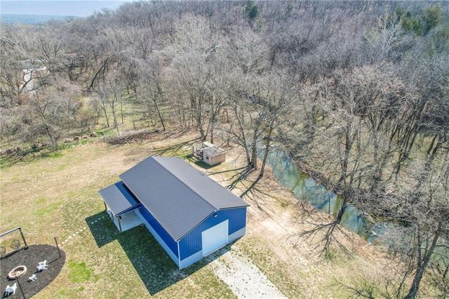 811 N 900th Road, Lawrence, KS 66047