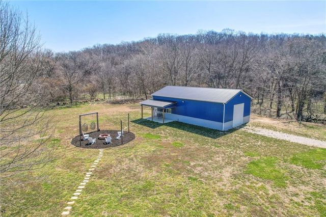 811 N 900th Road, Lawrence, KS 66047