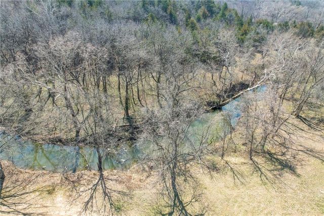 811 N 900th Road, Lawrence, KS 66047