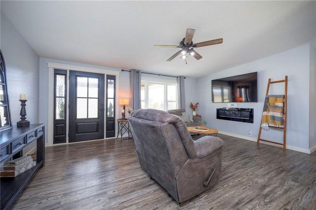 811 N 900th Road, Lawrence, KS 66047