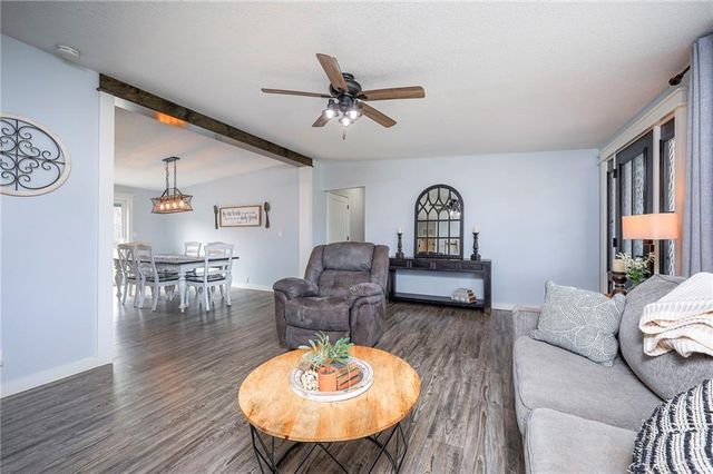 811 N 900th Road, Lawrence, KS 66047