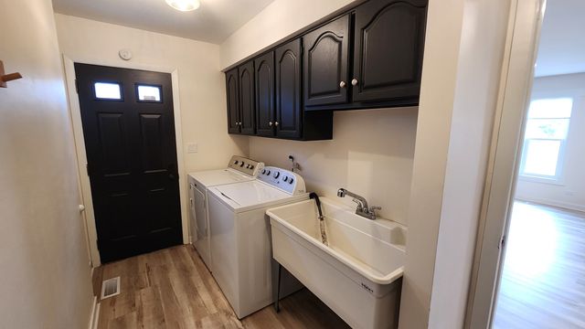 7749 Lyman Avenue, Darien, IL 60561
