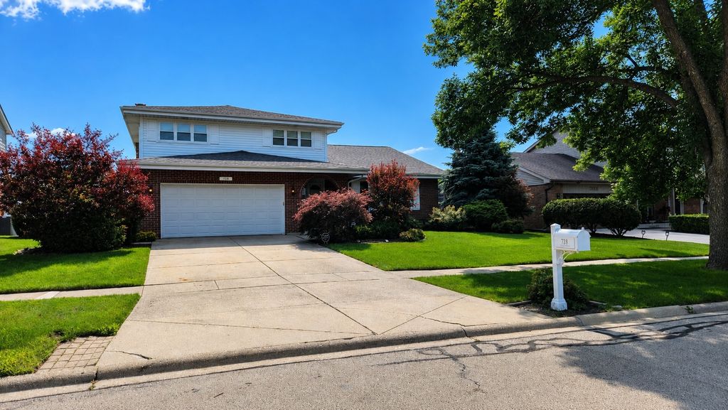 7749 Lyman Avenue, Darien, IL 60561