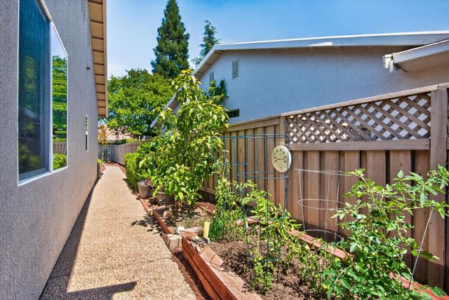 671 Violet Ln, Lincoln, CA 95648