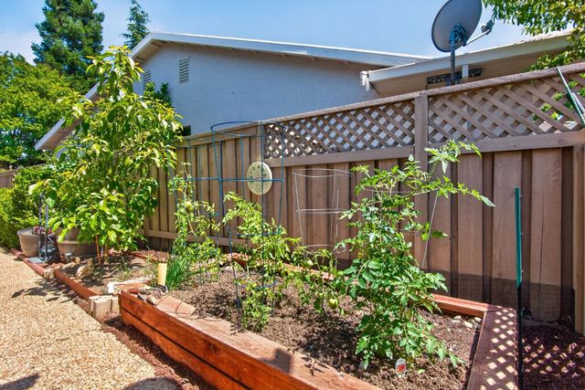 671 Violet Ln, Lincoln, CA 95648