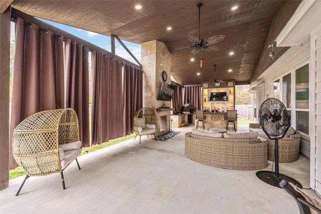 608 W Linnwood Drive, New Caney, TX 77357