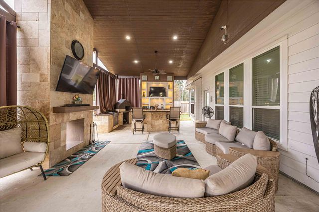 608 W Linnwood Drive, New Caney, TX 77357