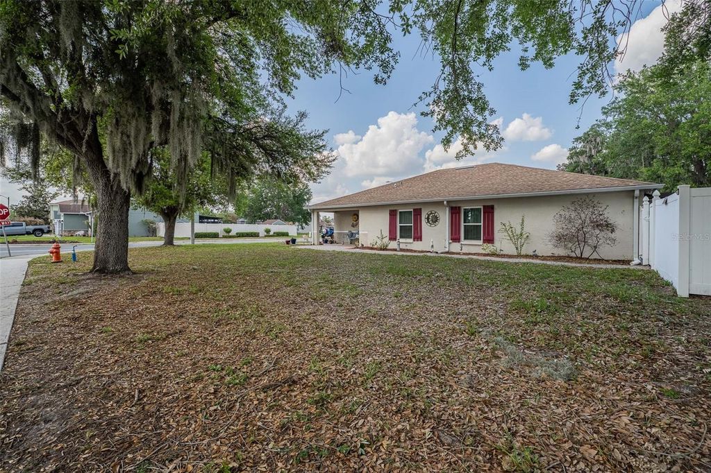 Image 4 of property listing at 2200 BLACKWOOD DRIVE, Mulberry, FL 33860