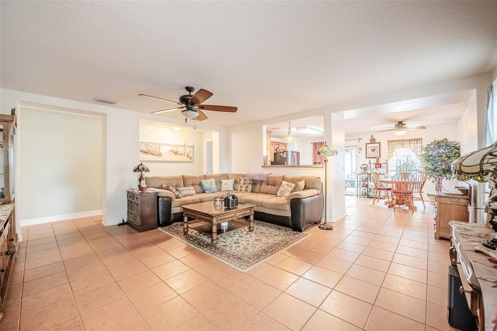 Image 6 of property listing at 2200 BLACKWOOD DRIVE, Mulberry, FL 33860