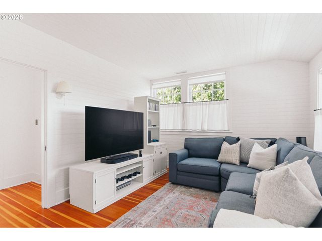 2030 S MILITARY Rd, Portland, OR 97219