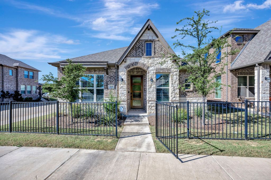 319 Park Drive, Euless, TX 76040