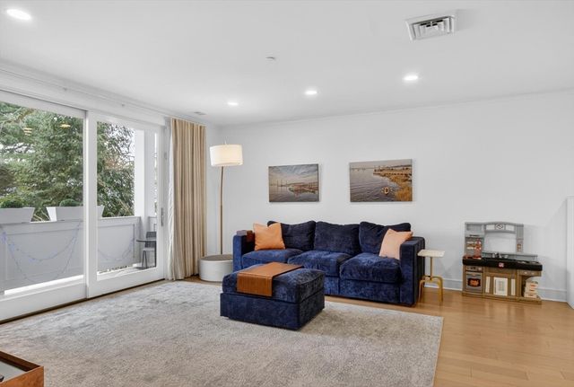 77 Court St 107, Newton, MA 02458