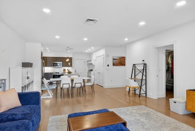 77 Court St 107, Newton, MA 02458