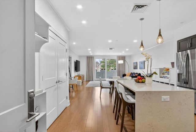 77 Court St 107, Newton, MA 02458