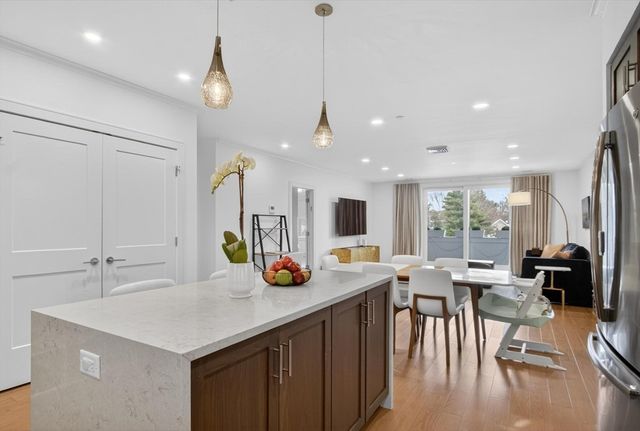 77 Court St 107, Newton, MA 02458