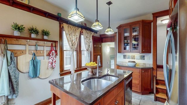 2190 Grandview Avenue, Cleveland Heights, OH 44106