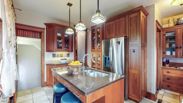 2190 Grandview Avenue, Cleveland Heights, OH 44106