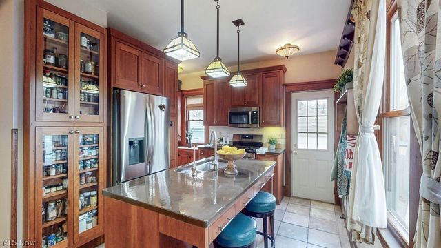 2190 Grandview Avenue, Cleveland Heights, OH 44106