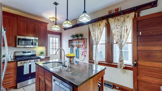 2190 Grandview Avenue, Cleveland Heights, OH 44106