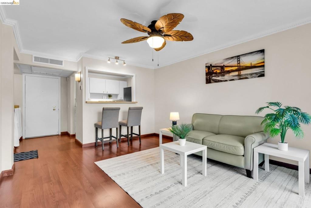 Image 1 of property listing at 470 470 N Civic Dr 105, Walnut Creek, CA 94596