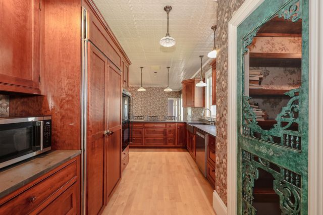 34 Post Road, North Hampton, NH 03862