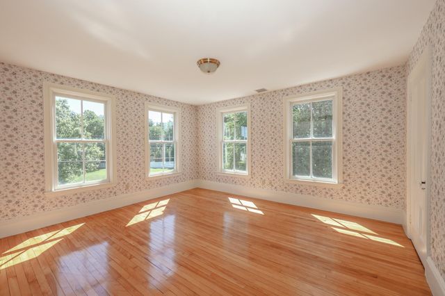 34 Post Road, North Hampton, NH 03862