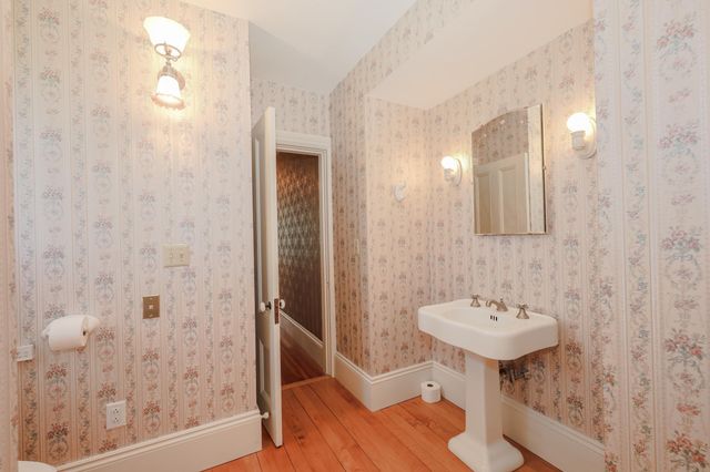 34 Post Road, North Hampton, NH 03862