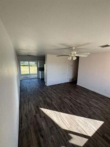 2512 Yorkshire Avenue, Moore, OK 73160