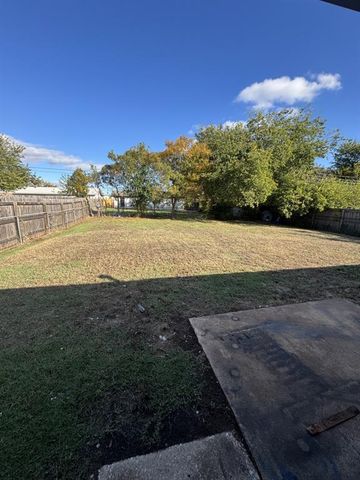 2512 Yorkshire Avenue, Moore, OK 73160