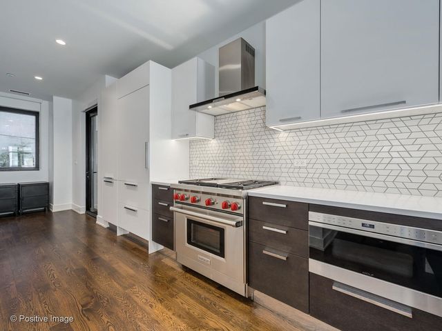 668 N Kingsbury Street 206, Chicago, IL 60654