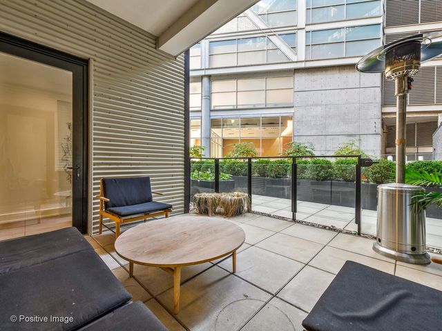 668 N Kingsbury Street 206, Chicago, IL 60654