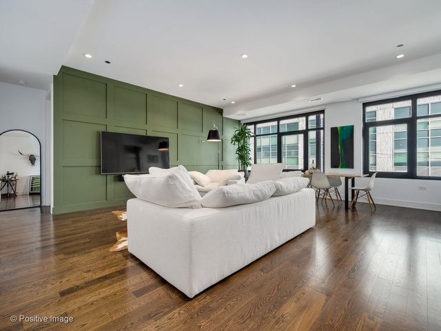 668 N Kingsbury Street 206, Chicago, IL 60654