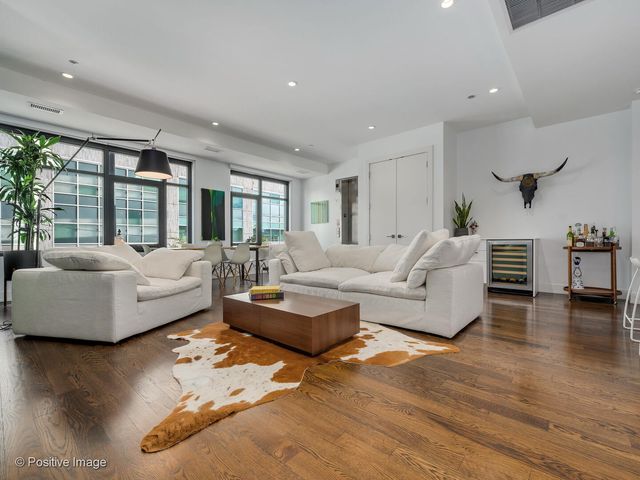 668 N Kingsbury Street 206, Chicago, IL 60654