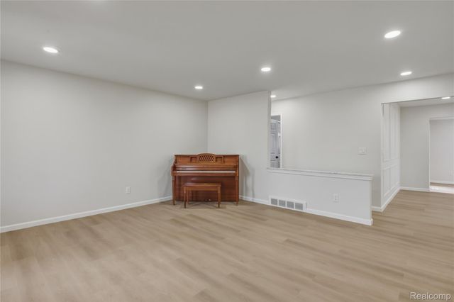 32375 Coventry Place, Warren, MI 48093