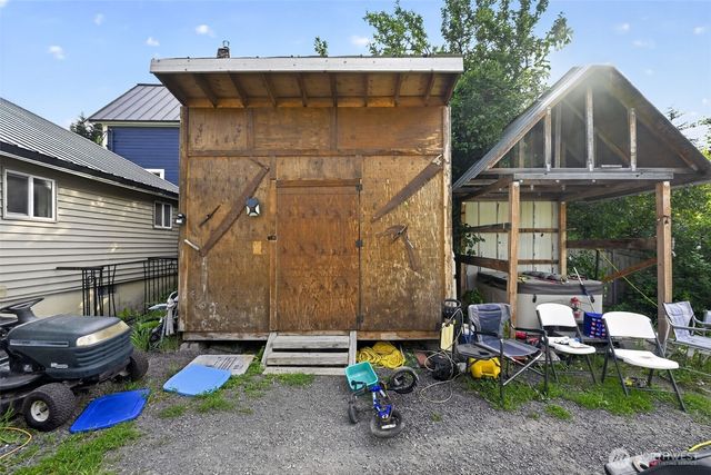 207 W Montana Avenue, Roslyn, WA 98941