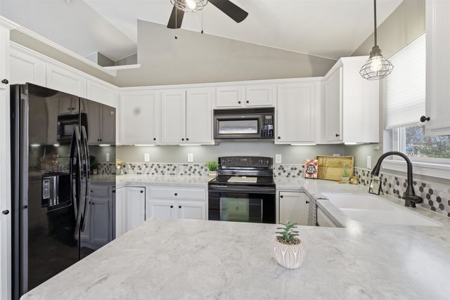 901 N Linden Ln, Derby, KS 67037