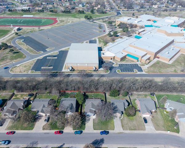 901 N Linden Ln, Derby, KS 67037