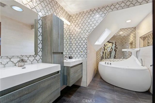 5836 Winnetka Avenue, Woodland Hills, CA 91367