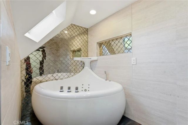 5836 Winnetka Avenue, Woodland Hills, CA 91367