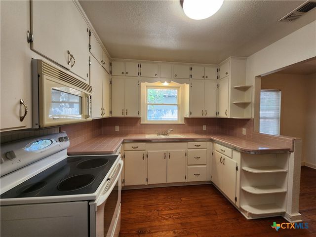 588 S Castell Avenue, New Braunfels, TX 78130