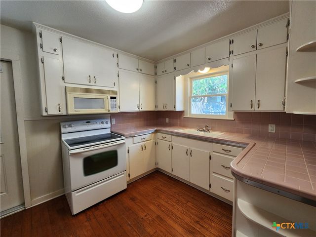 588 S Castell Avenue, New Braunfels, TX 78130