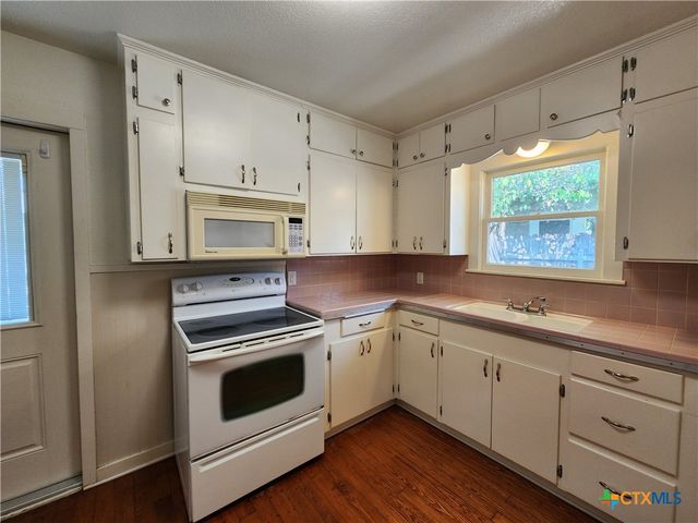 588 S Castell Avenue, New Braunfels, TX 78130