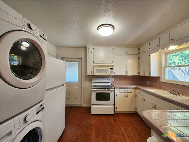 588 S Castell Avenue, New Braunfels, TX 78130