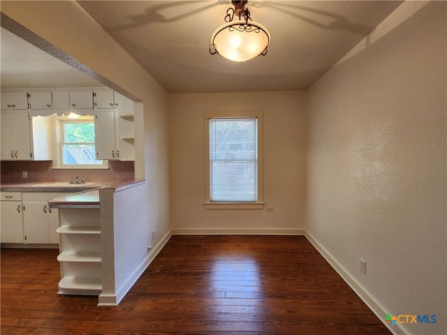 588 S Castell Avenue, New Braunfels, TX 78130