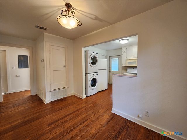 588 S Castell Avenue, New Braunfels, TX 78130