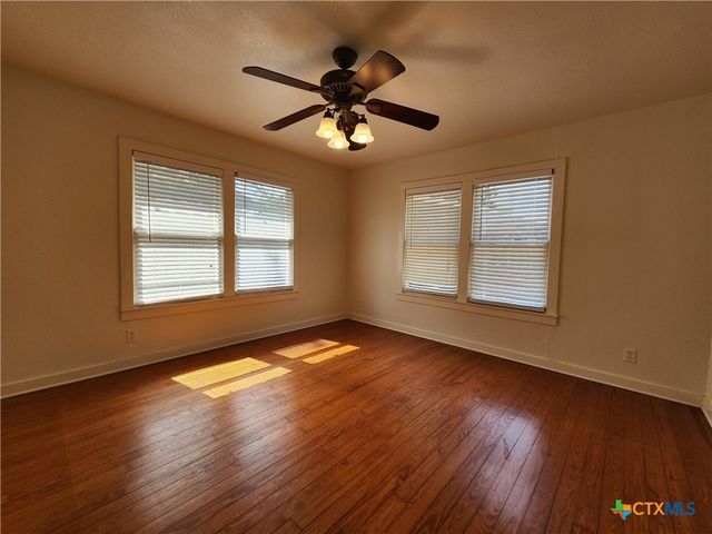 588 S Castell Avenue, New Braunfels, TX 78130