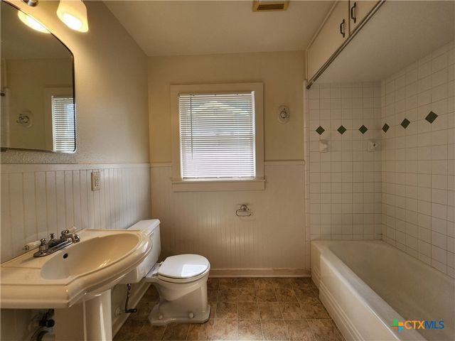 588 S Castell Avenue, New Braunfels, TX 78130