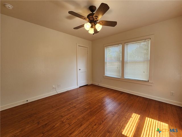 588 S Castell Avenue, New Braunfels, TX 78130