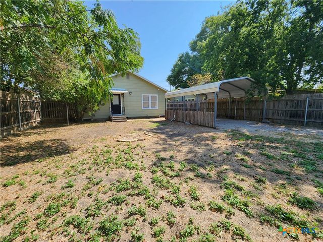 588 S Castell Avenue, New Braunfels, TX 78130