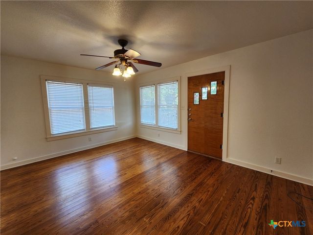 588 S Castell Avenue, New Braunfels, TX 78130